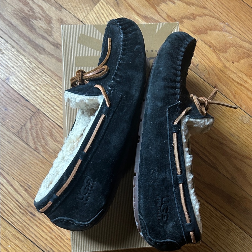 UGG Dakota💕Black Moccasin Slippers 💕Sz 9 with Tan Laces - Picture 7 of 10